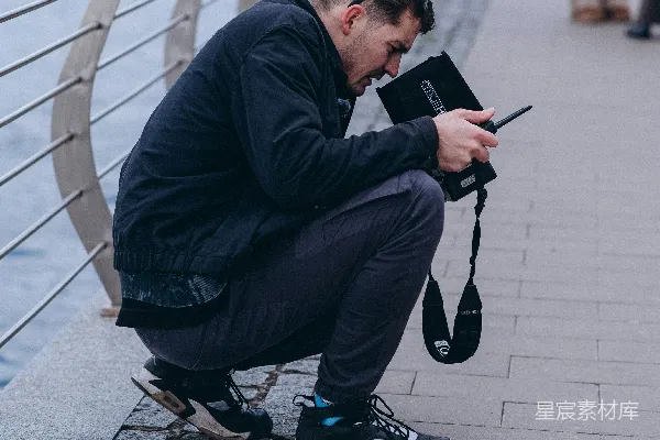 高清摄影 河边蹲着的摄影师