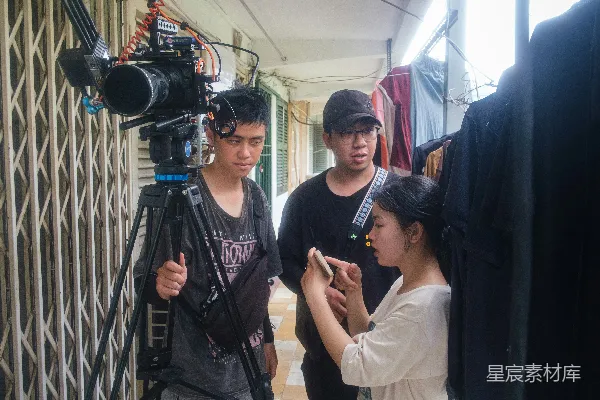 高清摄影 拍摄现场：导演与工作人员的互动