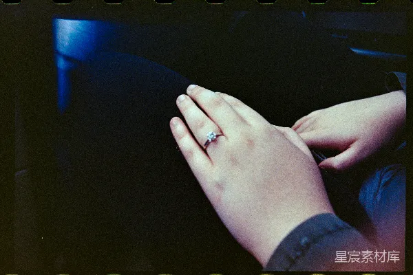 高清摄影 复古胶片上的手与订婚戒指