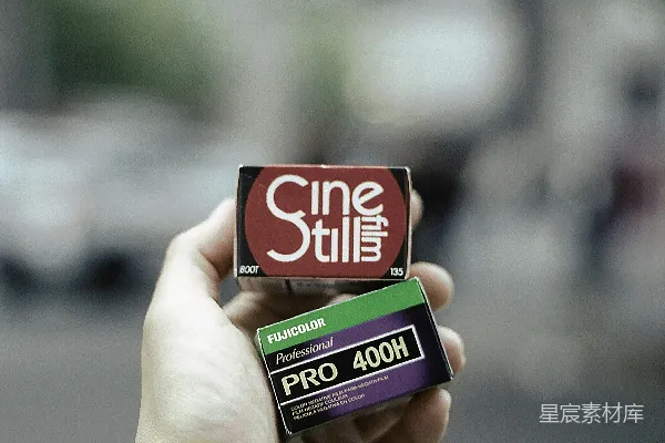 高清摄影 手握胶卷的瞬间
