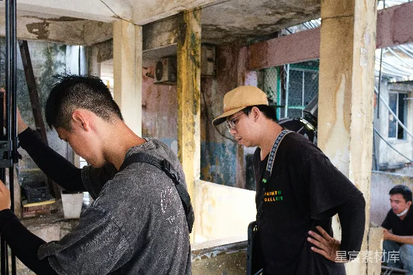 高清摄影 修复中的建筑：两位工人的专注场景