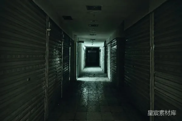 高清摄影 废弃商场的幽暗走廊