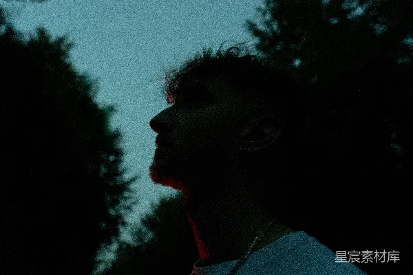 高清摄影 夜色中沉思的剪影