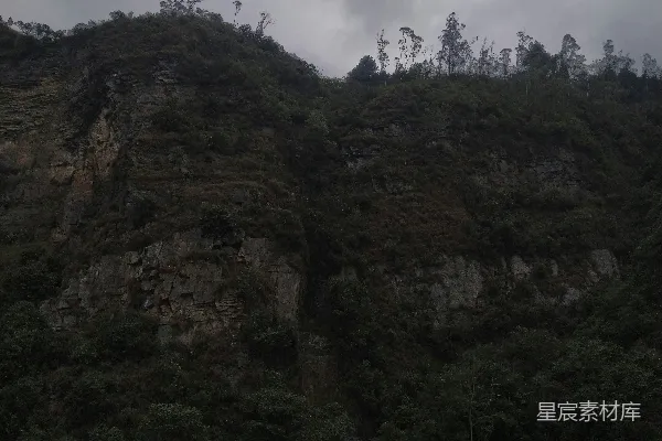 高清摄影 阴云密布的山崖