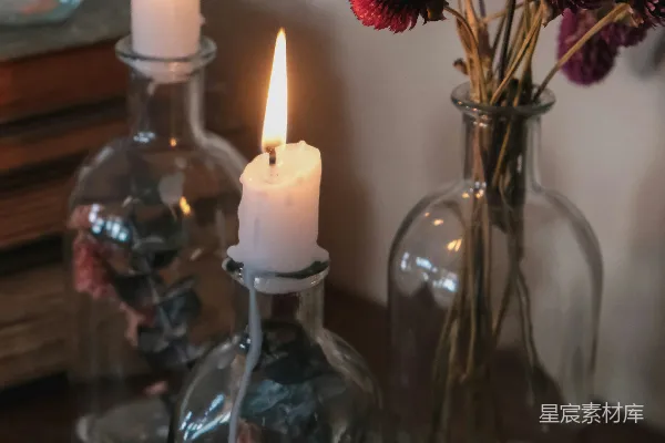 高清摄影 烛光与花瓶的静谧时光