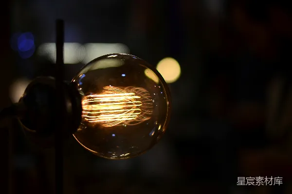 高清摄影 复古灯泡在夜色中的温暖光芒