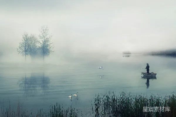 高清摄影 晨雾中的宁静湖景