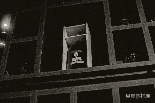高清摄影 酒柜中的夜晚