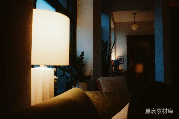 高清摄影 昏黄灯光下的温馨客厅