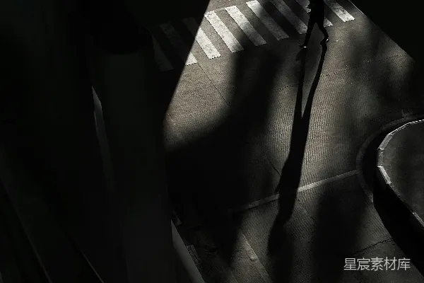 高清摄影 孤独的行人
