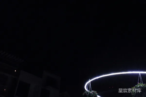 高清摄影 夜色下的花环灯饰