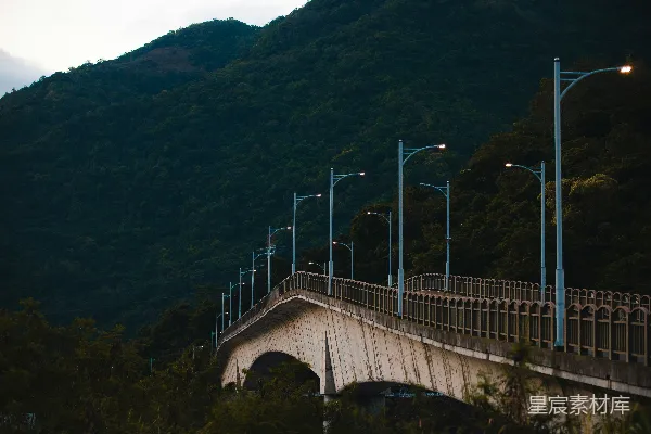 高清摄影 山间灯火下的桥梁