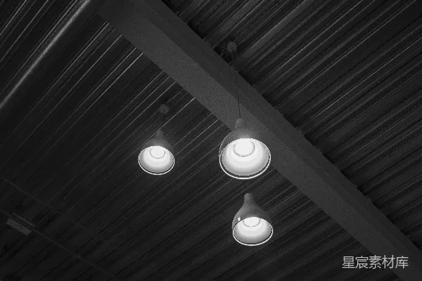 高清摄影 工业风吊灯与金属屋顶