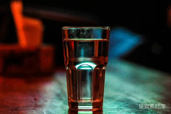 高清摄影 酒吧中的酒杯