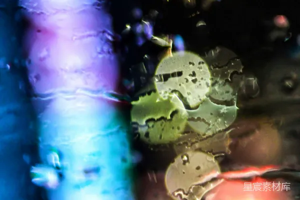 高清摄影 雨中霓虹：朦胧的夜间景象