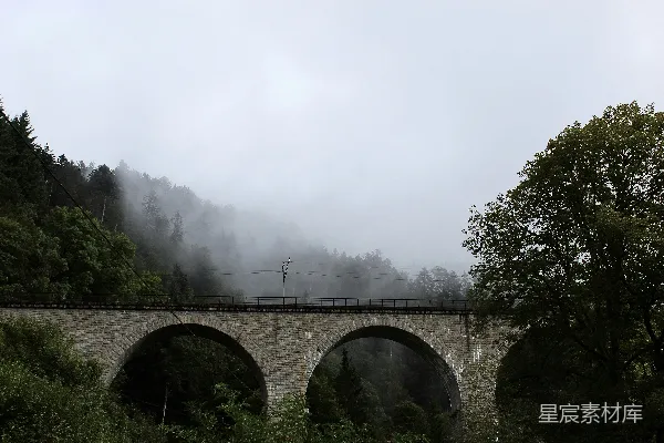 高清摄影 雾中的石桥
