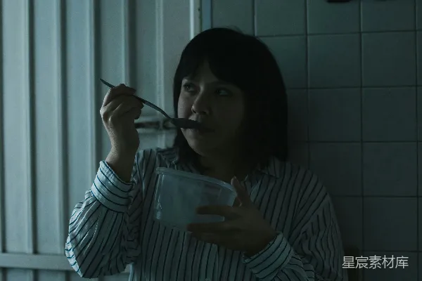 高清摄影 昏暗厨房中的独自一餐
