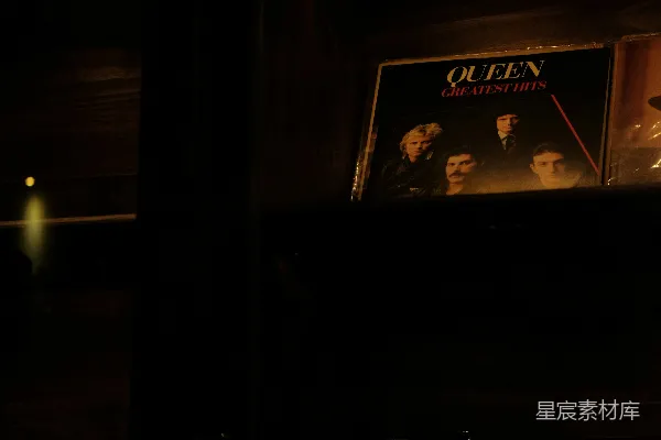 高清摄影 昏暗中的Queen乐队专辑封面