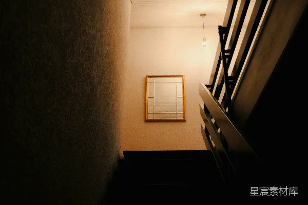 高清摄影 昏暗楼梯上的光影