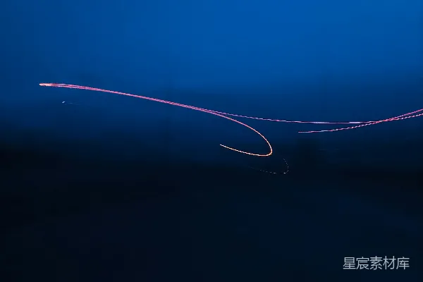 高清摄影 夜空中蜿蜒的光轨