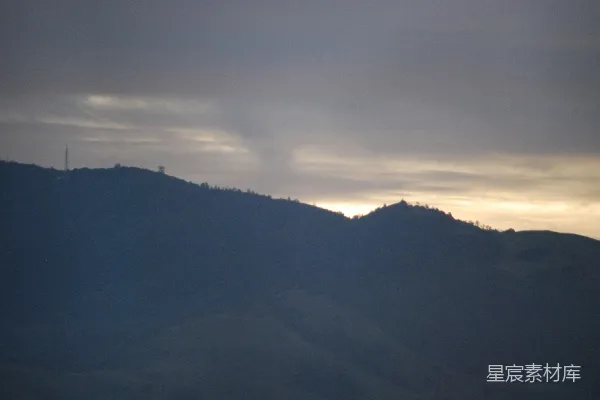 高清摄影 夕阳下的山影