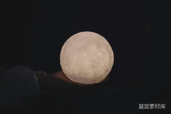 高清摄影 手中月球的温暖光芒