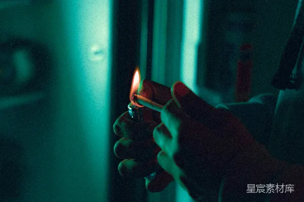 高清摄影 霓虹下的吸烟时光