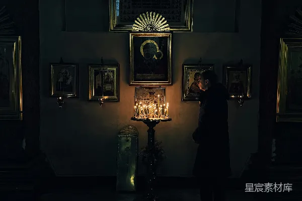 高清摄影 教堂祈祷的宁静时刻