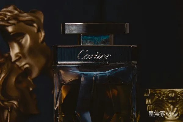 高清摄影 奢华香氛：Cartier香水与复古雕塑