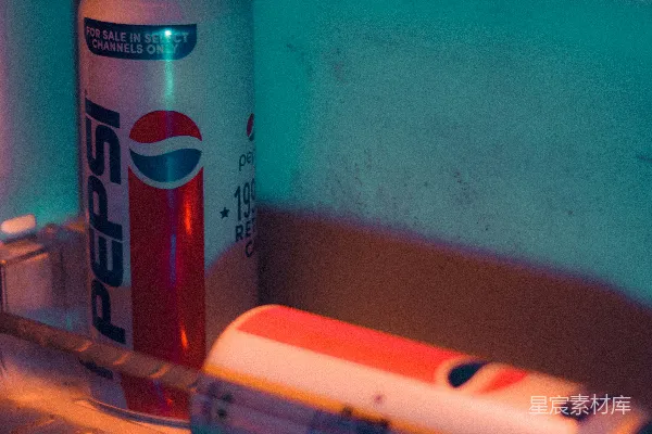 高清摄影 夜晚的冰箱里的百事可乐