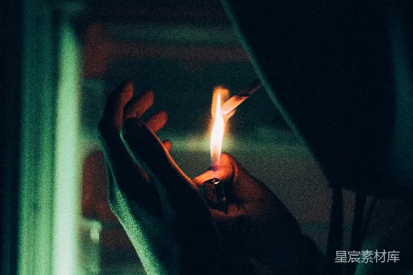 高清摄影 手执打火机的剪影