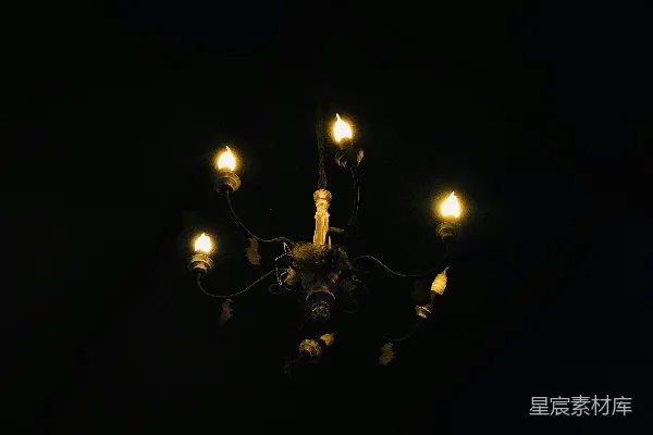 高清摄影 昏黄灯光下的复古吊灯