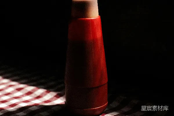 高清摄影 番茄酱瓶与格子桌布