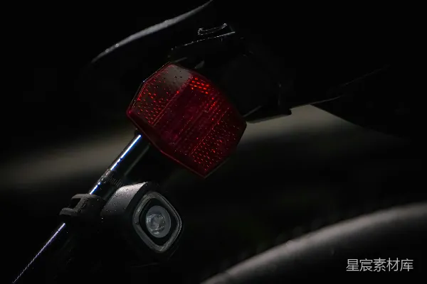 高清摄影 夜色中的自行车尾灯