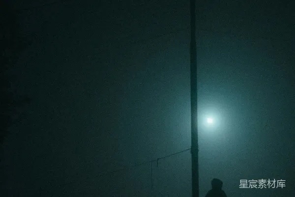 高清摄影 雾中的街灯与行人