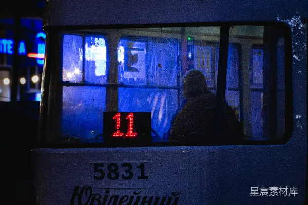 高清摄影 夜幕下的公交车