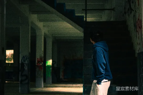 高清摄影 废弃建筑角落的少年