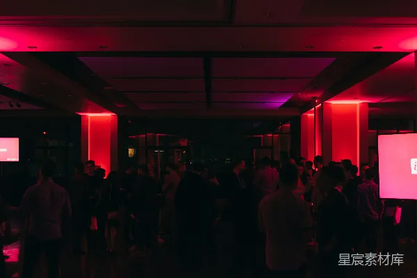 高清摄影 红光下的社交聚会