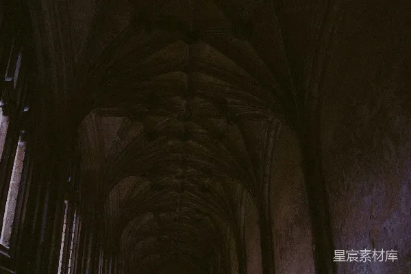 高清摄影 幽暗的教堂走廊