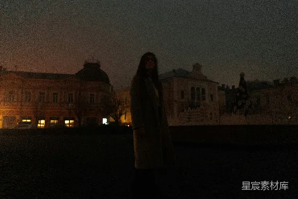 高清摄影 夜幕下的城市与独行者