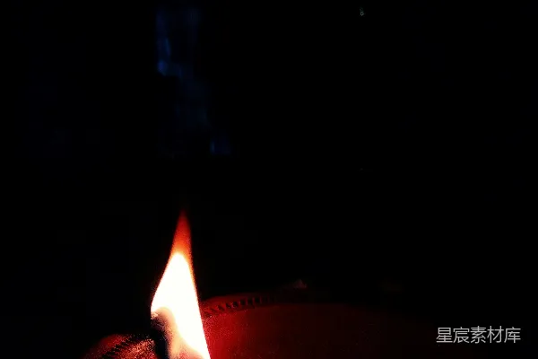高清摄影 黑暗中的烛光