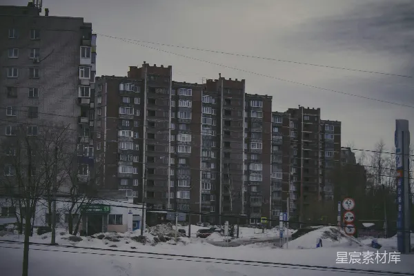 高清摄影 冬日雪景中的老旧公寓楼