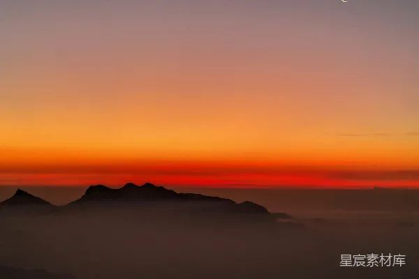 高清摄影 日落时分的山峦与新月