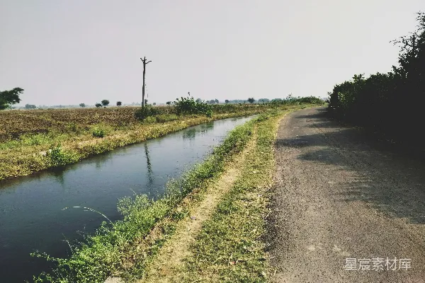 高清摄影 乡村小路旁的河流