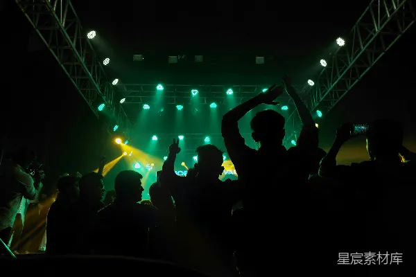高清摄影 夜店派对：绿色灯光下的舞动人群