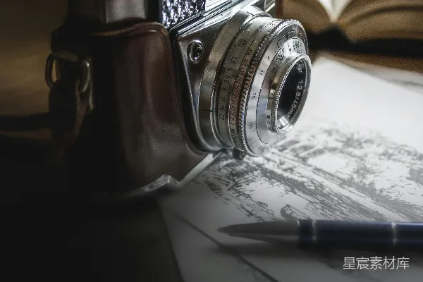 高清摄影 复古相机与素描本