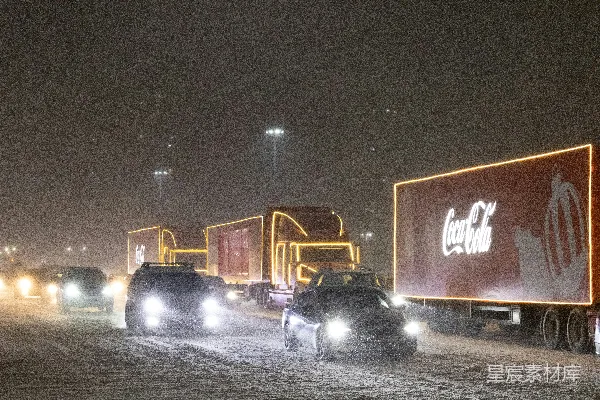 高清摄影 夜晚雪中的卡车队列