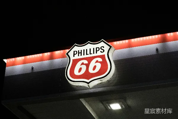 高清摄影 夜晚的Phillips 66加油站标志