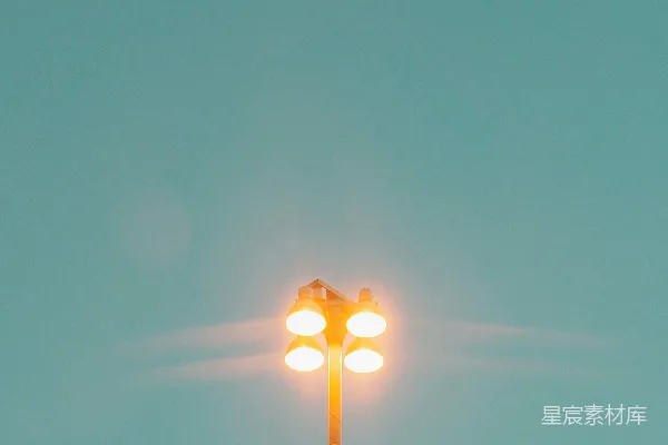 高清摄影 路灯与浅蓝天空