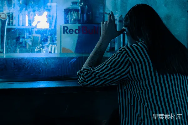 高清摄影 夜色中的孤独酒吧时光